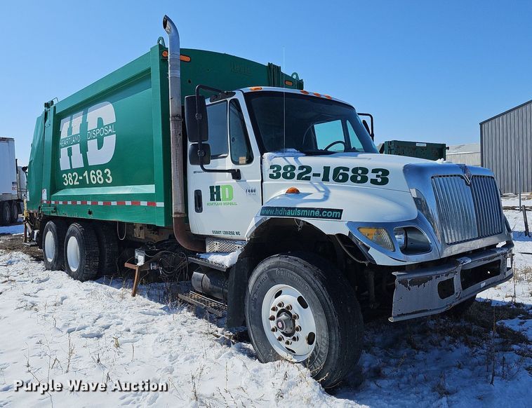 image for item DO4267 2007 International 7400  refuse truck