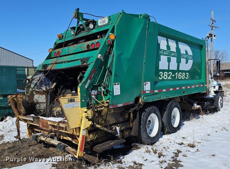 image for item DO4267 2007 International 7400  refuse truck