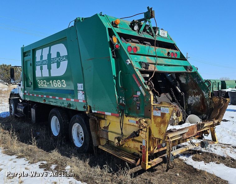 image for item DO4267 2007 International 7400  refuse truck