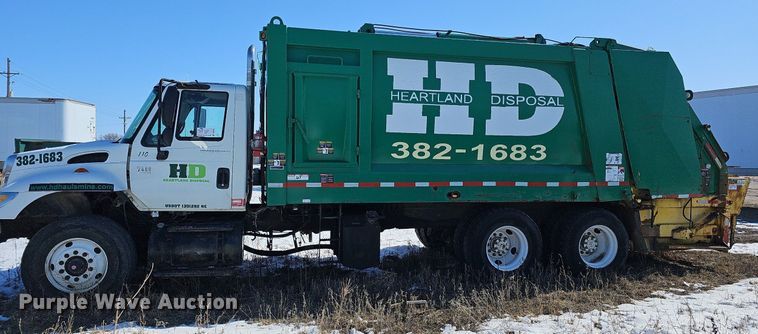 image for item DO4267 2007 International 7400  refuse truck