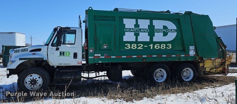 image for item DO4267 2007 International 7400  refuse truck