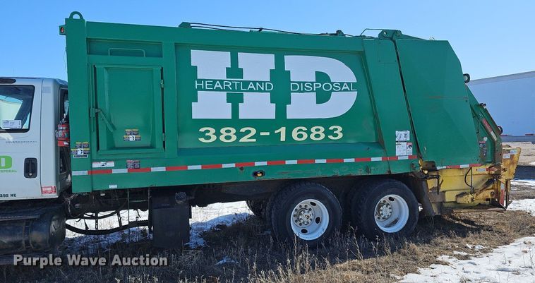image for item DO4267 2007 International 7400  refuse truck