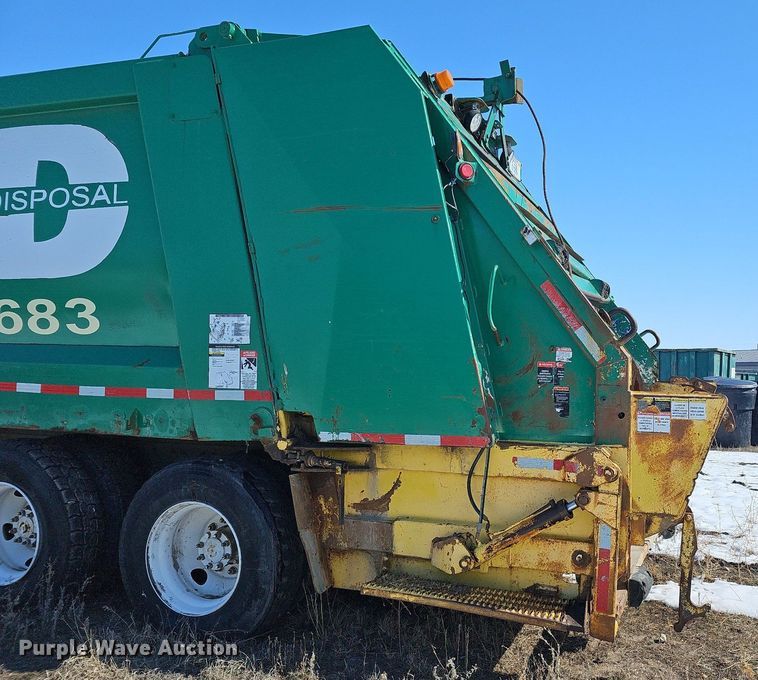 image for item DO4267 2007 International 7400  refuse truck