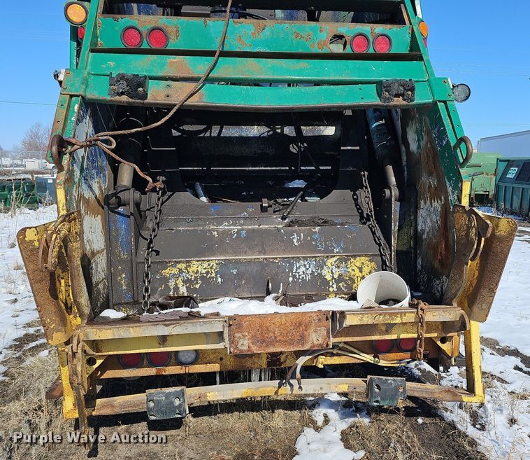 image for item DO4267 2007 International 7400  refuse truck