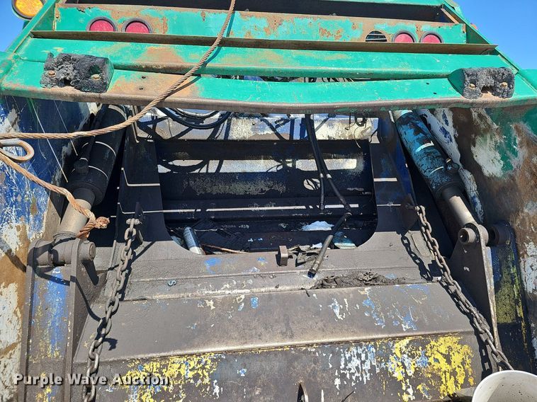 image for item DO4267 2007 International 7400  refuse truck