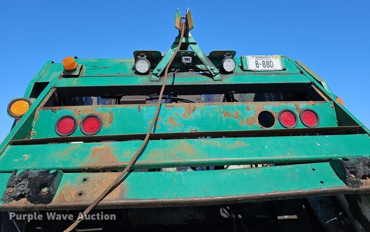 image for item DO4267 2007 International 7400  refuse truck