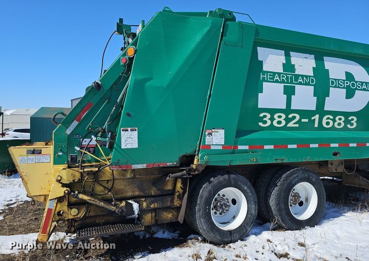 image for item DO4267 2007 International 7400  refuse truck