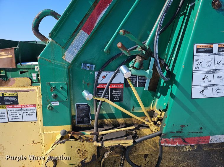 image for item DO4267 2007 International 7400  refuse truck