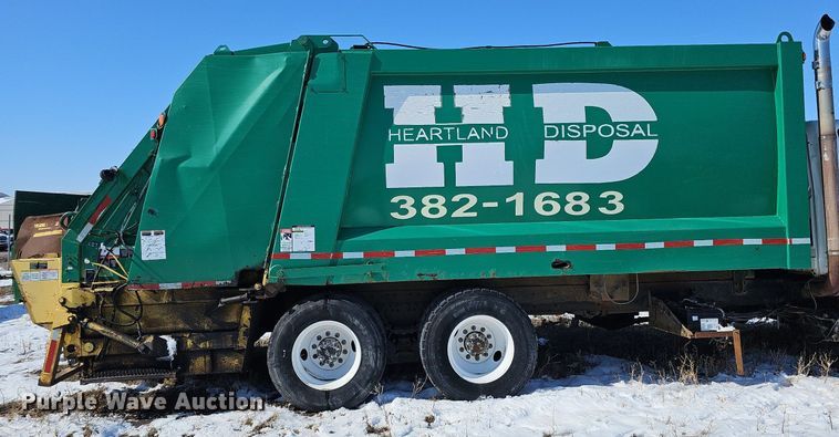 image for item DO4267 2007 International 7400  refuse truck