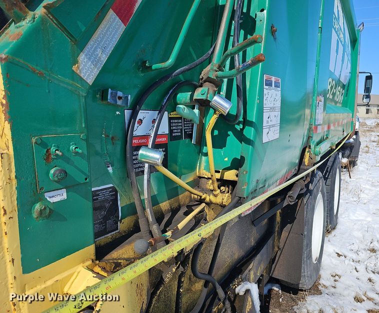 image for item DO4267 2007 International 7400  refuse truck