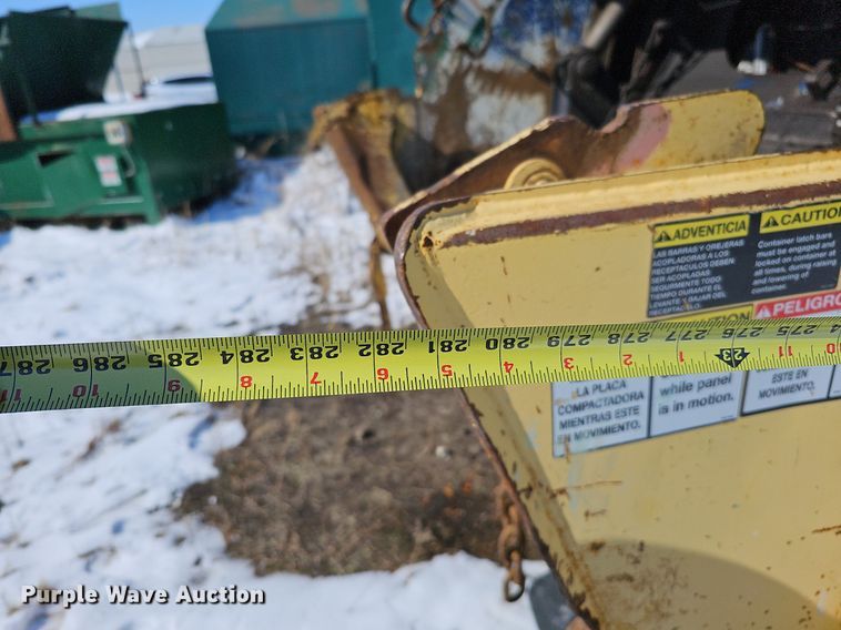 image for item DO4267 2007 International 7400  refuse truck