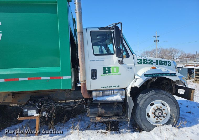 image for item DO4267 2007 International 7400  refuse truck