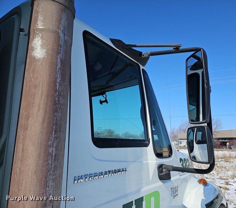 image for item DO4267 2007 International 7400  refuse truck