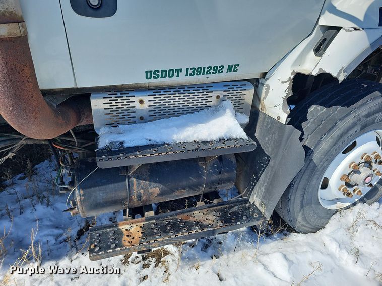 image for item DO4267 2007 International 7400  refuse truck