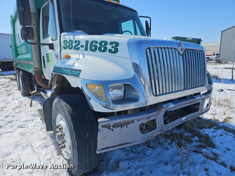 image for item DO4267 2007 International 7400  refuse truck