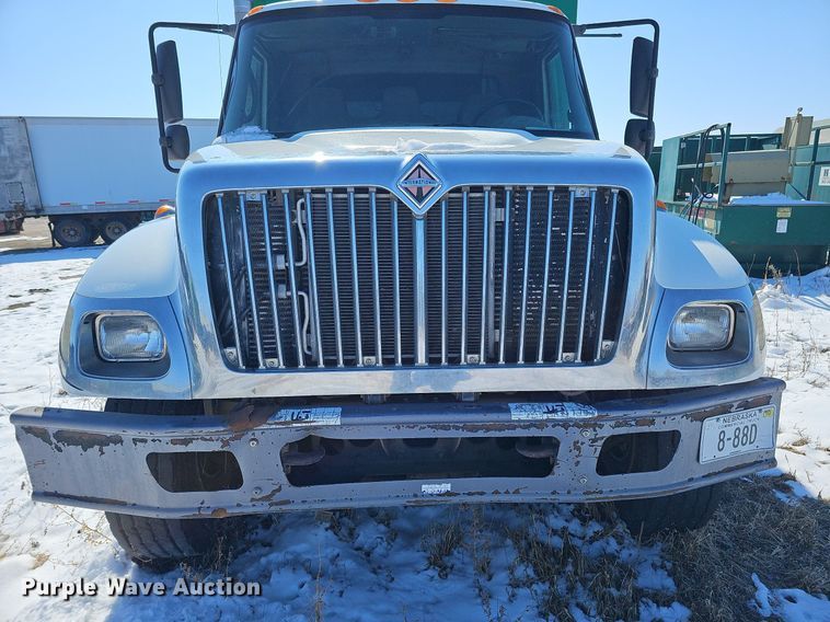 image for item DO4267 2007 International 7400  refuse truck