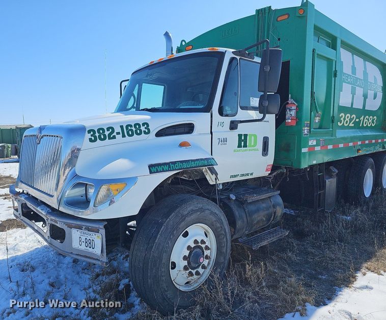 image for item DO4267 2007 International 7400  refuse truck