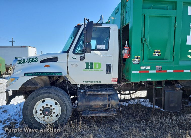 image for item DO4267 2007 International 7400  refuse truck