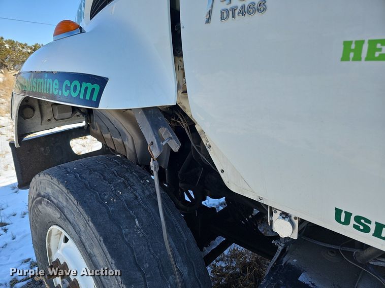 image for item DO4267 2007 International 7400  refuse truck