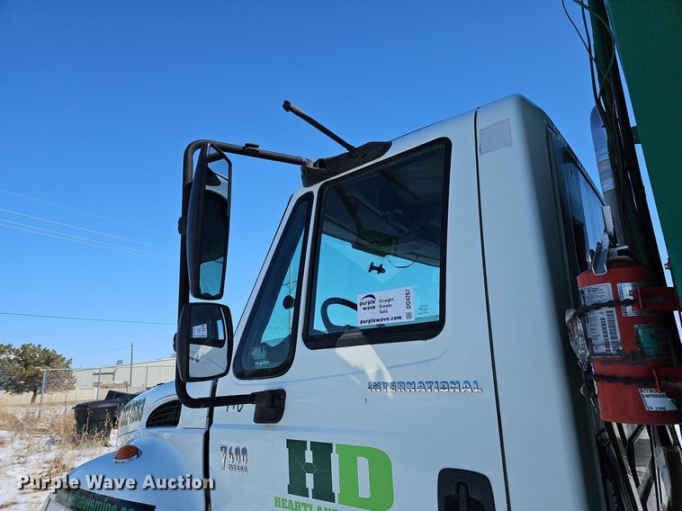 image for item DO4267 2007 International 7400  refuse truck