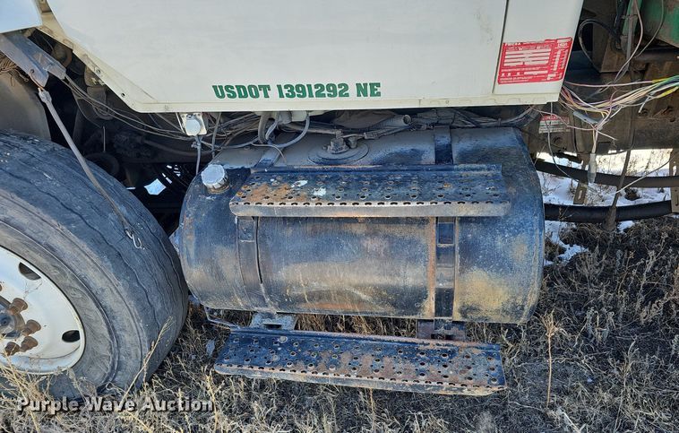 image for item DO4267 2007 International 7400  refuse truck