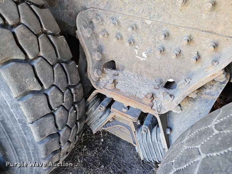 image for item DO4267 2007 International 7400  refuse truck