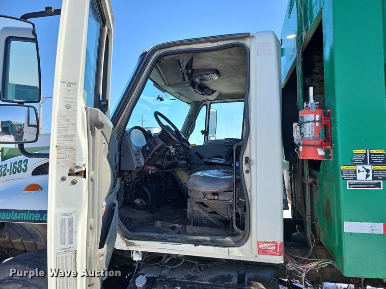 image for item DO4267 2007 International 7400  refuse truck