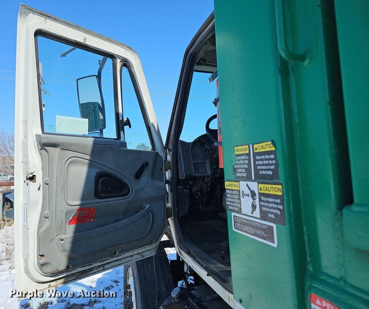 image for item DO4267 2007 International 7400  refuse truck