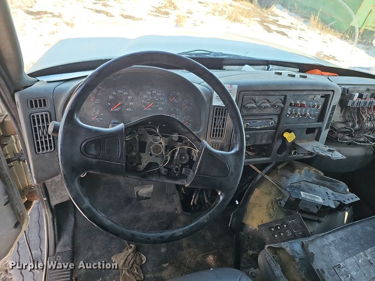 image for item DO4267 2007 International 7400  refuse truck