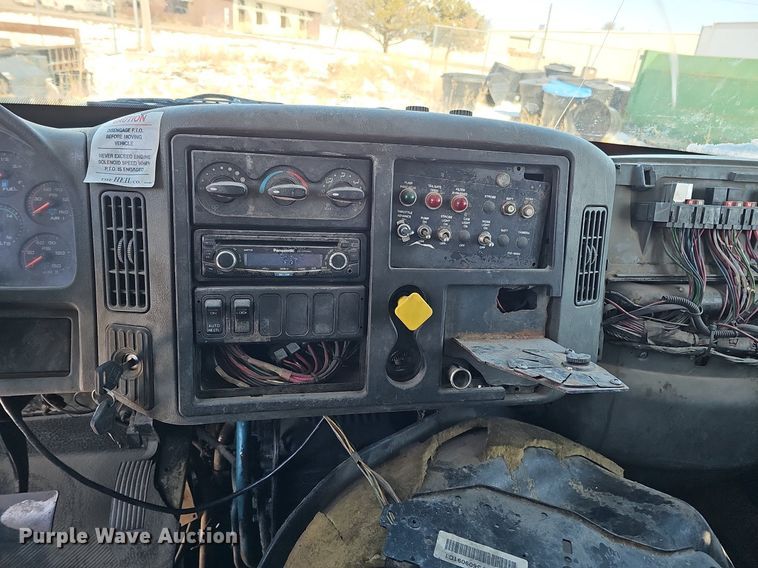 image for item DO4267 2007 International 7400  refuse truck