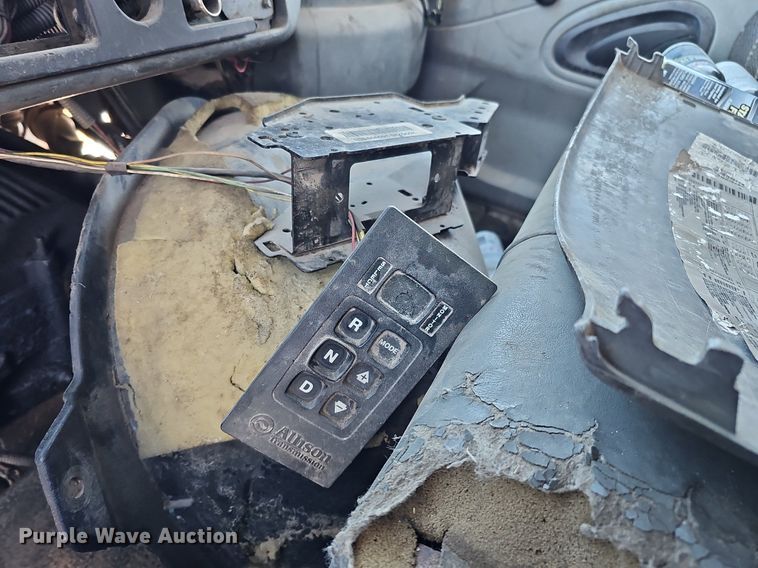 image for item DO4267 2007 International 7400  refuse truck