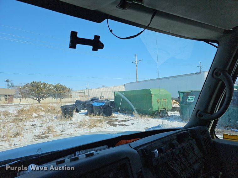 image for item DO4267 2007 International 7400  refuse truck