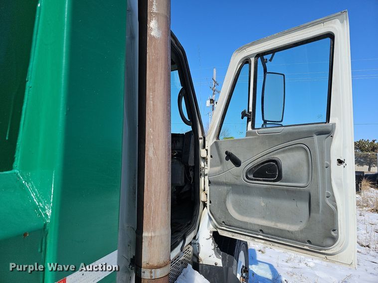 image for item DO4267 2007 International 7400  refuse truck