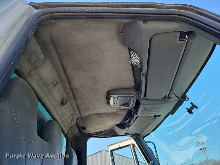 image for item DO4267 2007 International 7400  refuse truck