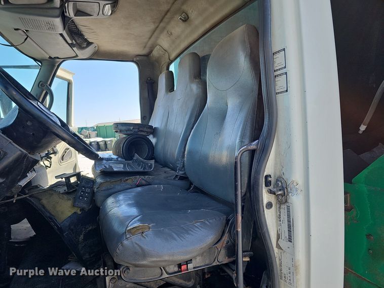 image for item DO4267 2007 International 7400  refuse truck