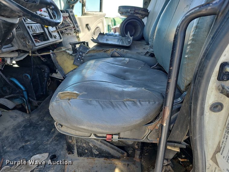 image for item DO4267 2007 International 7400  refuse truck