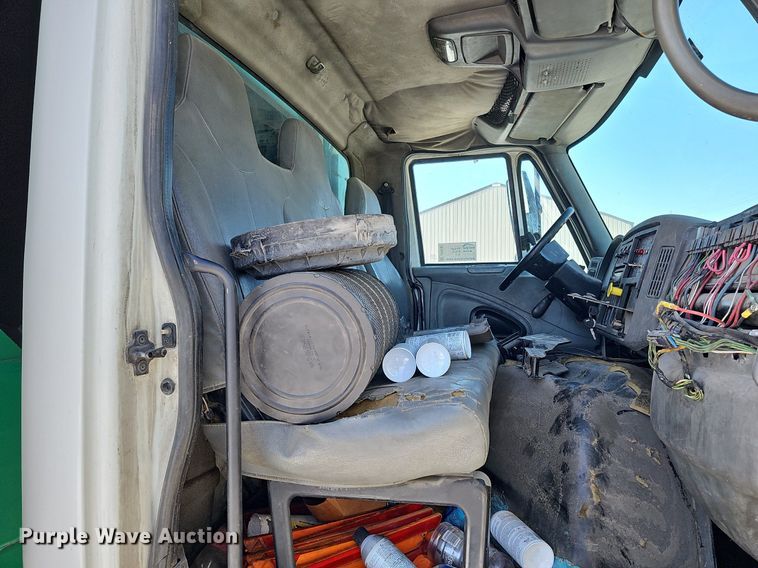 image for item DO4267 2007 International 7400  refuse truck