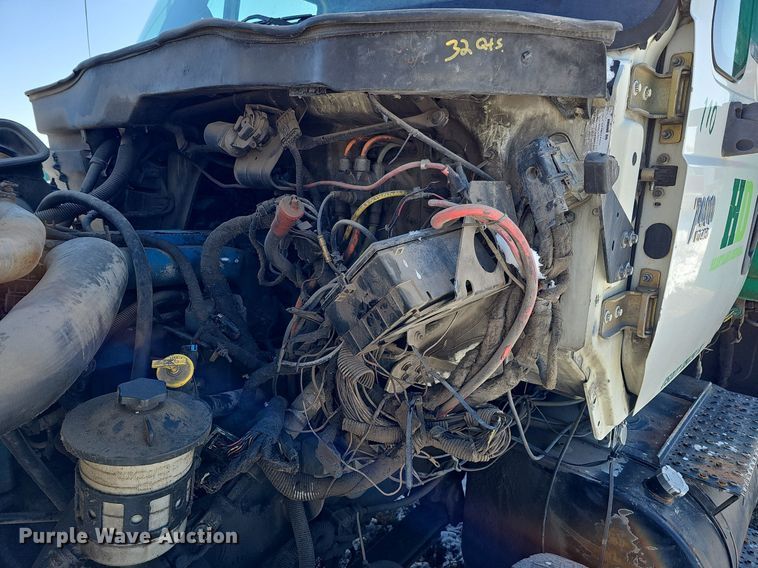 image for item DO4267 2007 International 7400  refuse truck