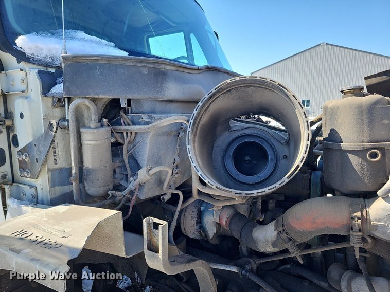 image for item DO4267 2007 International 7400  refuse truck