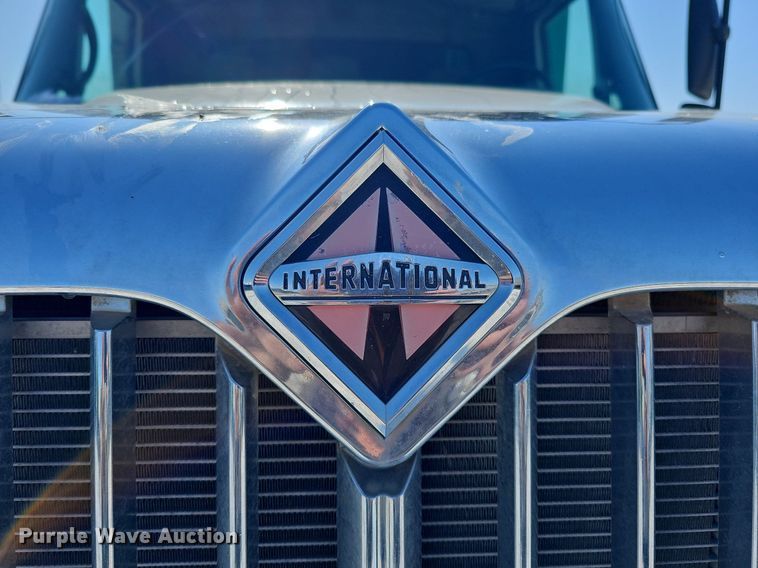image for item DO4267 2007 International 7400  refuse truck