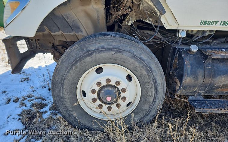 image for item DO4267 2007 International 7400  refuse truck