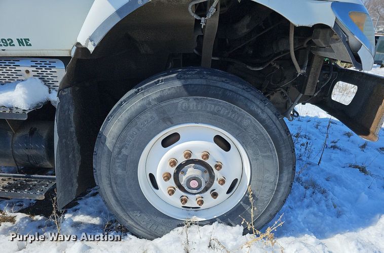 image for item DO4267 2007 International 7400  refuse truck