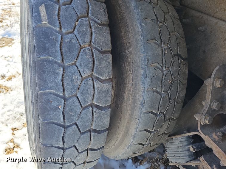 image for item DO4267 2007 International 7400  refuse truck