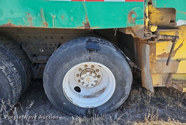 image for item DO4267 2007 International 7400  refuse truck