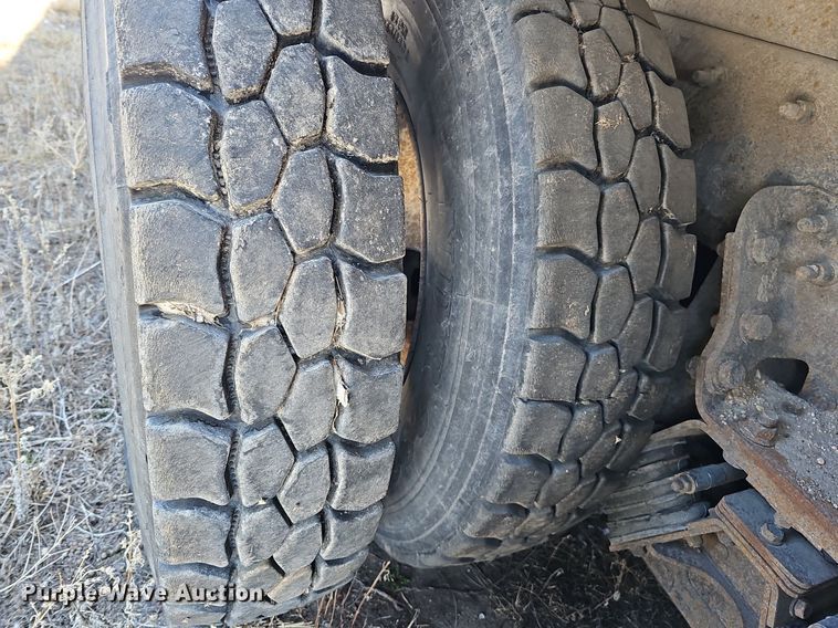 image for item DO4267 2007 International 7400  refuse truck