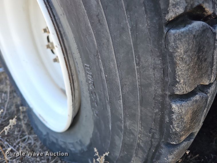 image for item DO4267 2007 International 7400  refuse truck