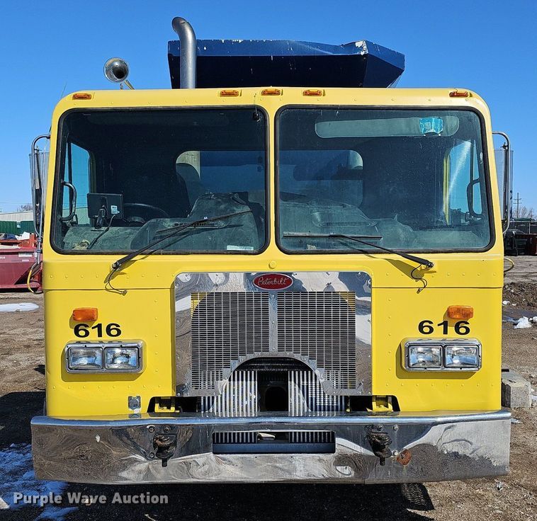 image for item DO4268 2007 Perterbilt 320  refuse truck