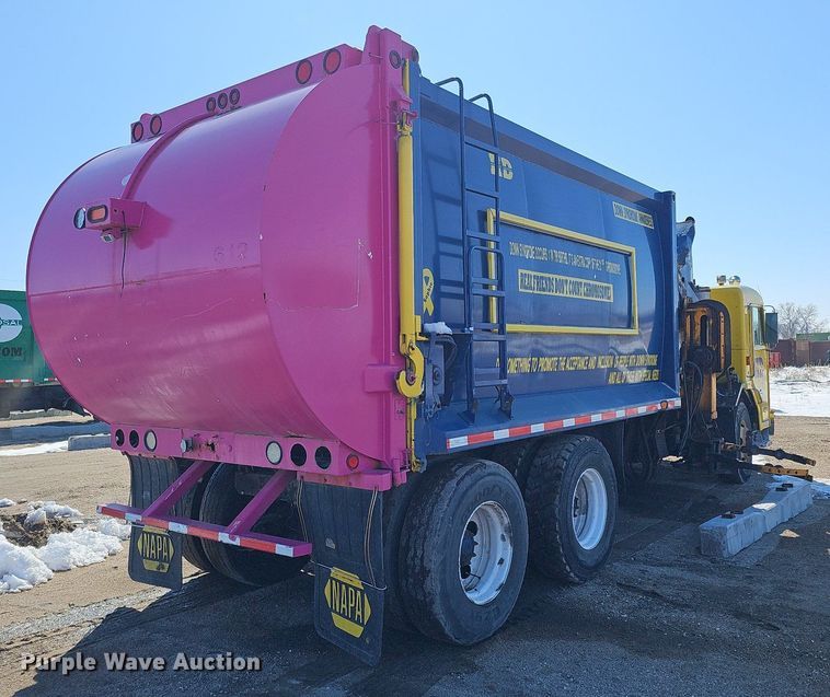 image for item DO4268 2007 Perterbilt 320  refuse truck