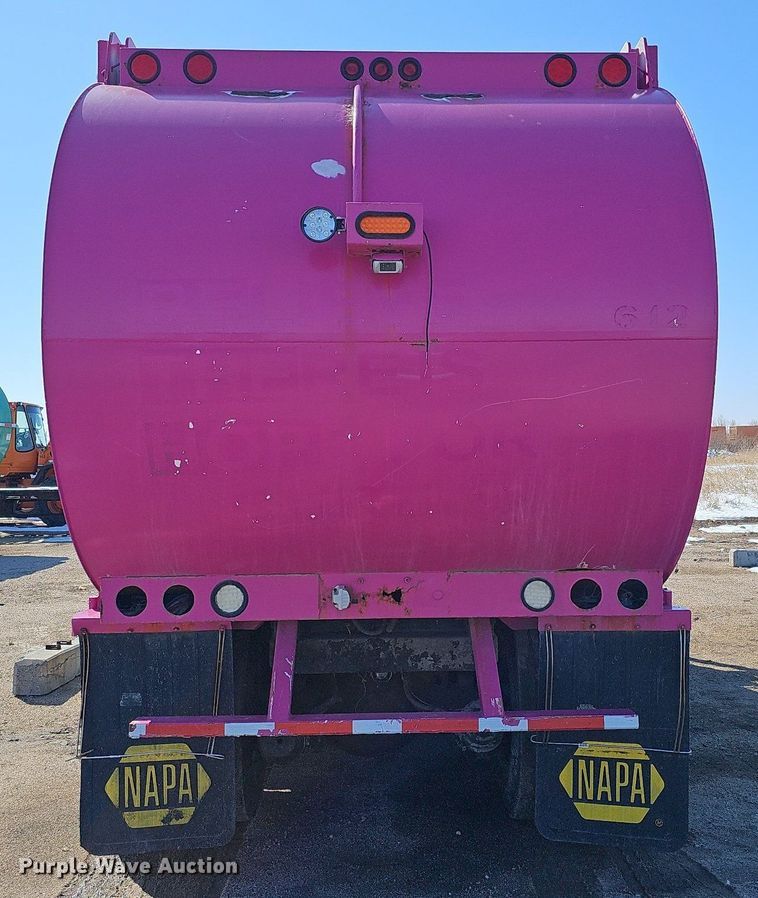 image for item DO4268 2007 Perterbilt 320  refuse truck