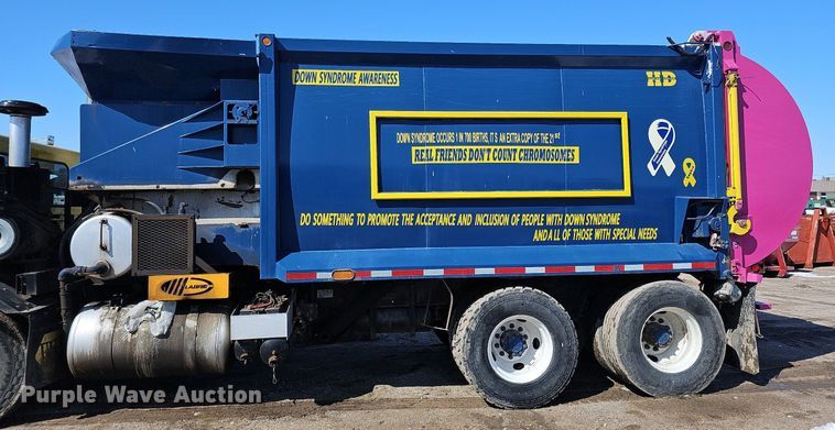 image for item DO4268 2007 Perterbilt 320  refuse truck